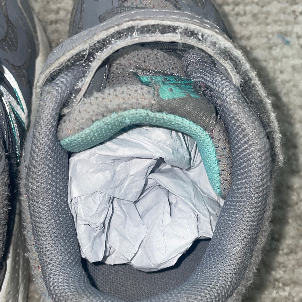 New Balance Kids' Gray Sneakers (wide & size 7) - Picture 9 of 11